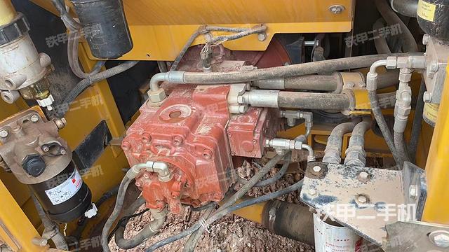 液压泵舱室正面整体（整机外观）