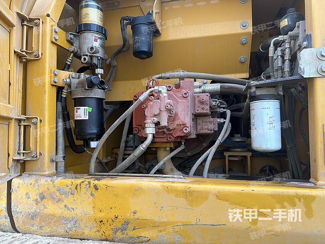 液压泵舱室正面整体（整机外观）