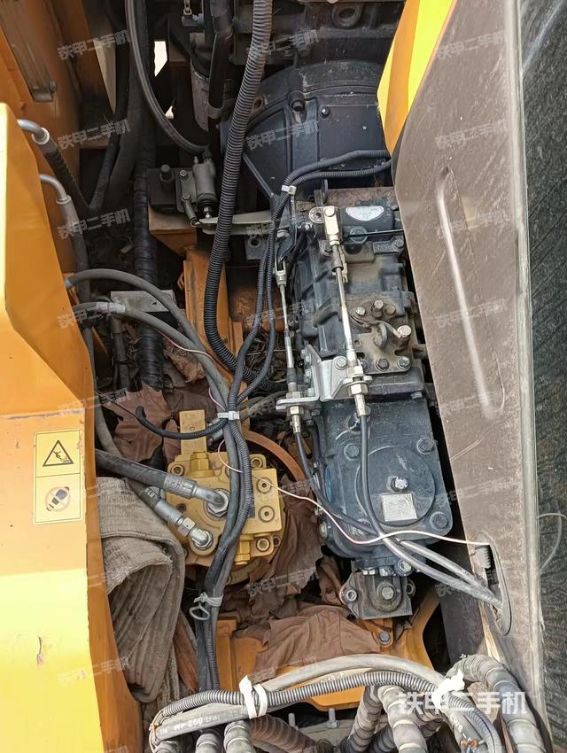 回转马达和主控阀（整机外观）