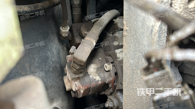 液压泵舱室正面整体（整机外观）