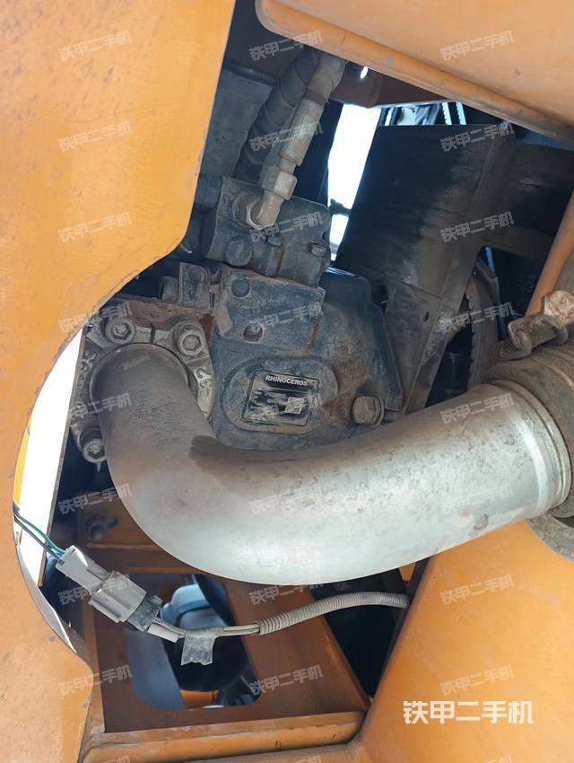 液压泵舱室正面整体（整机外观）