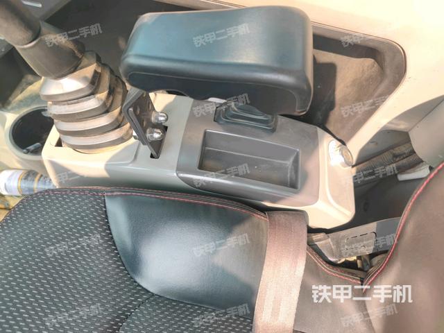 座椅右側控制臺/鑰匙門/油門/含右手柄（駕駛室部分）