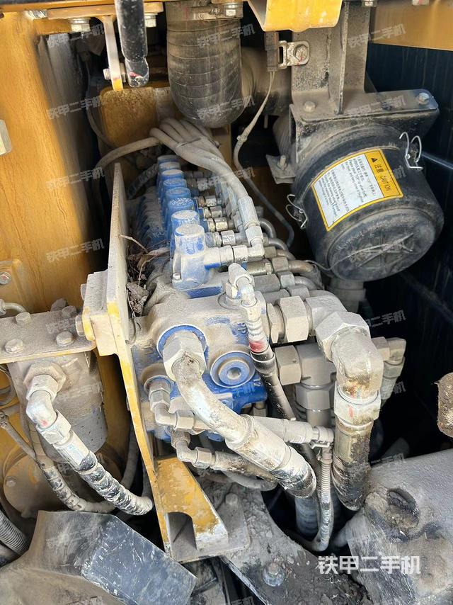 回转马达和主控阀（整机外观）