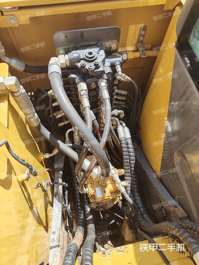 回转马达和主控阀（整机外观）