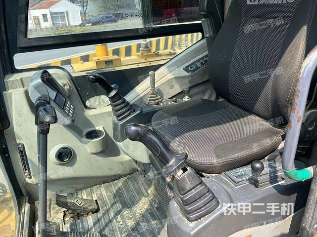 驾驶室整体（整机外观）