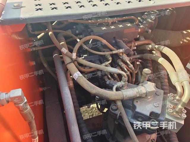 回转马达和主控阀（整机外观）