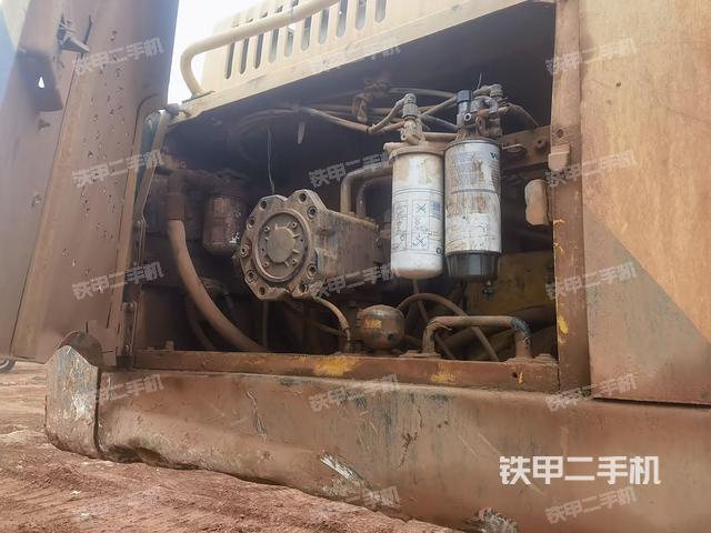 液压泵舱室正面整体（整机外观）