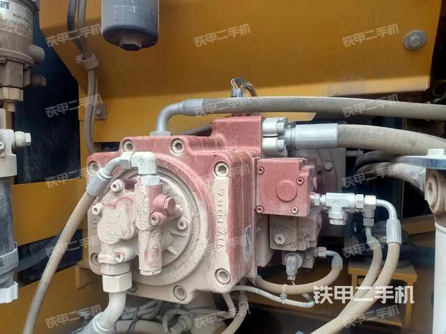 液压泵舱室正面整体（整机外观）