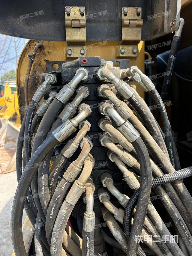 回转马达和主控阀（整机外观）