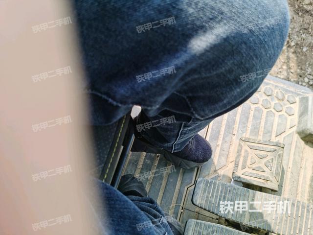 行走控制手柄和踏板?俯拍（駕駛室部分）