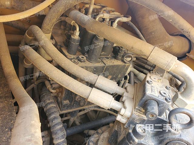 回转马达和主控阀（整机外观）