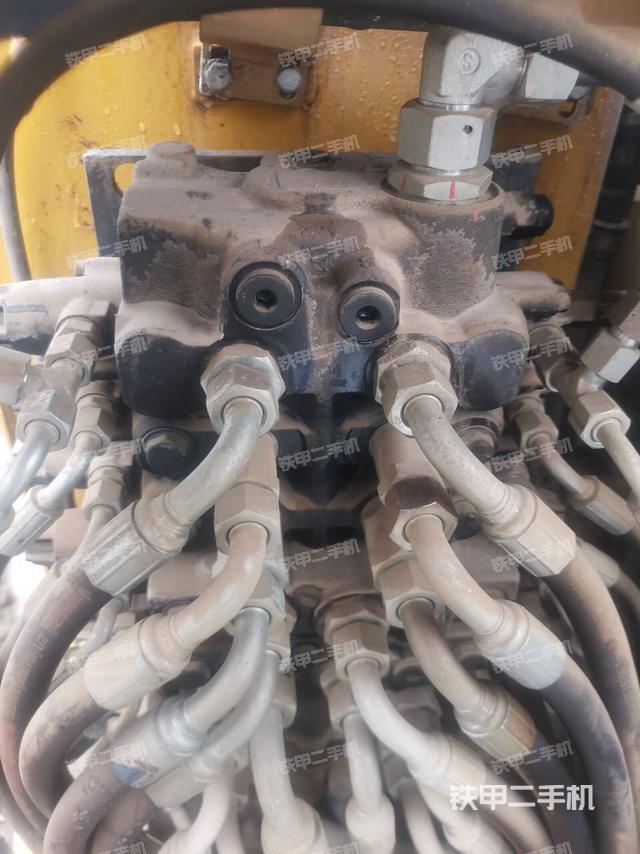 回转马达和主控阀（整机外观）