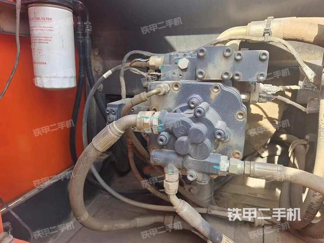 液压泵舱室正面整体（整机外观）