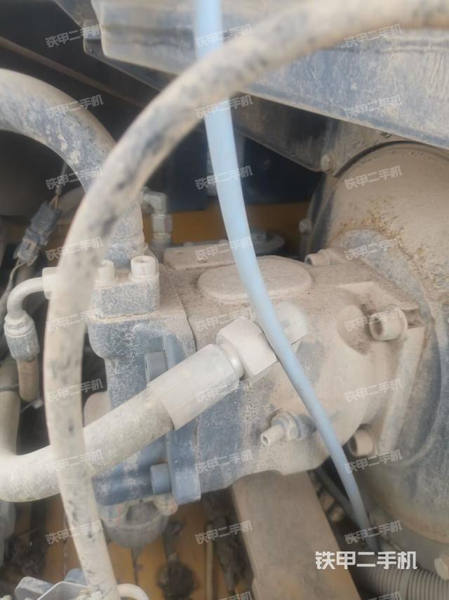 液压泵舱室正面整体（整机外观）