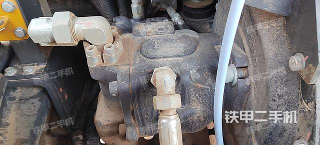 液压泵舱室正面整体（整机外观）