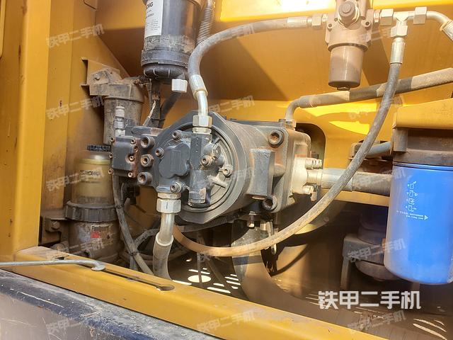 液压泵舱室正面整体（整机外观）