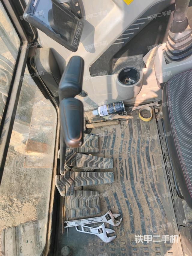 行走控制手柄和踏板?俯拍（駕駛室部分）