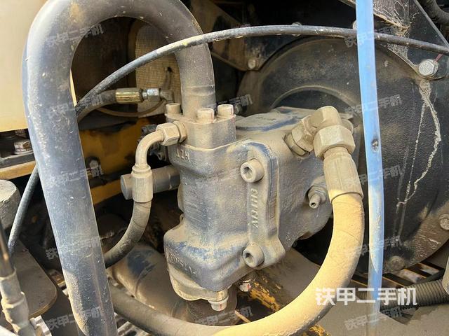 液压泵舱室正面整体（整机外观）