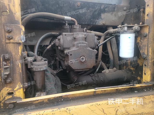 液压泵舱室正面整体（整机外观）