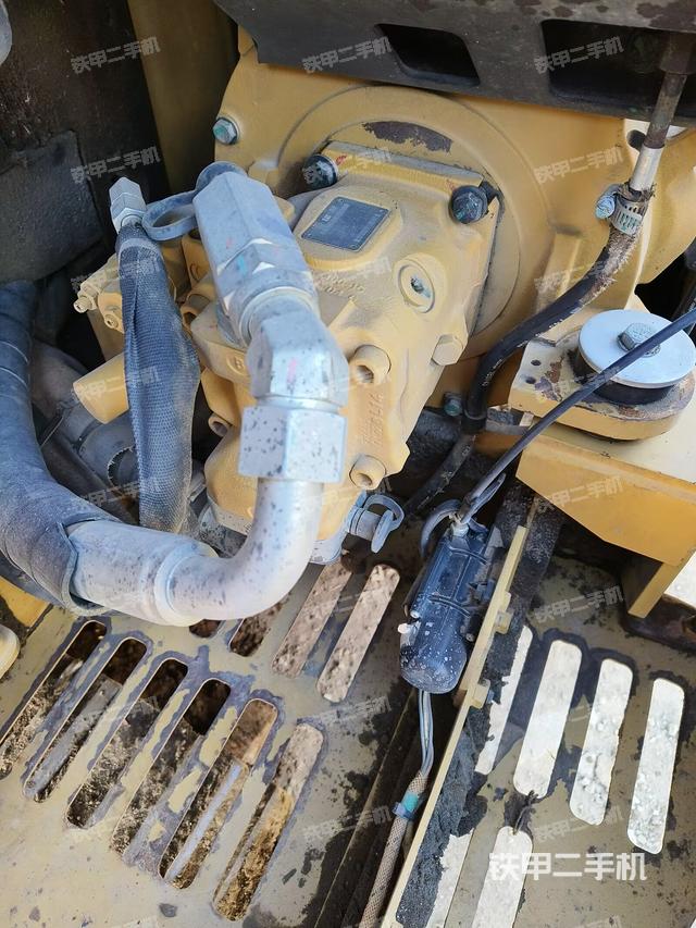 液压泵舱室正面整体（整机外观）