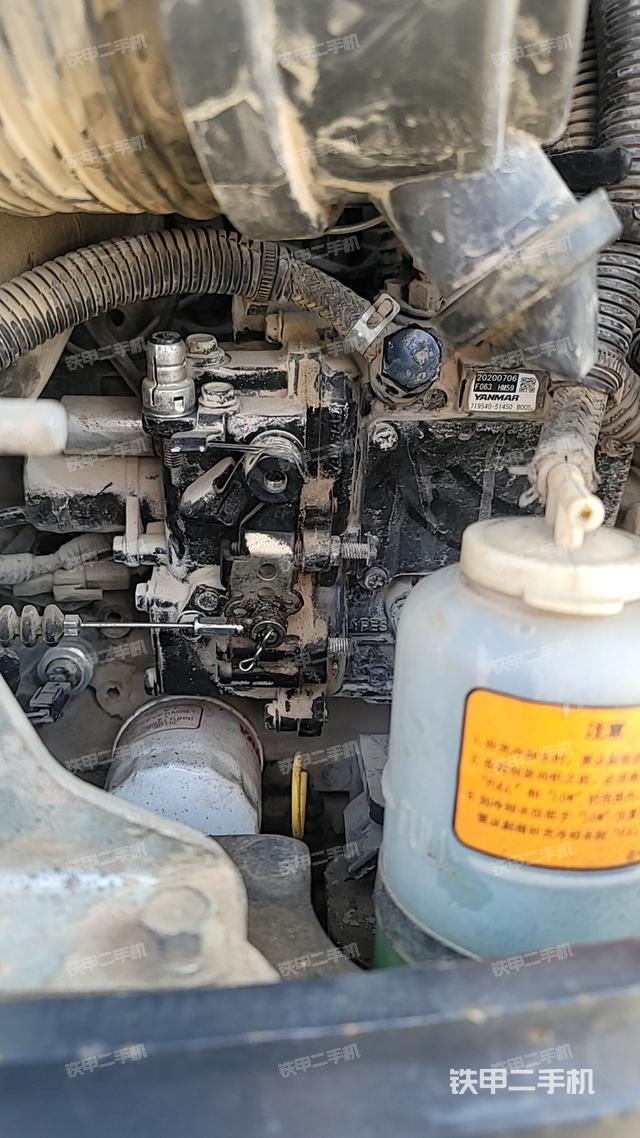 液压泵舱室正面整体（整机外观）