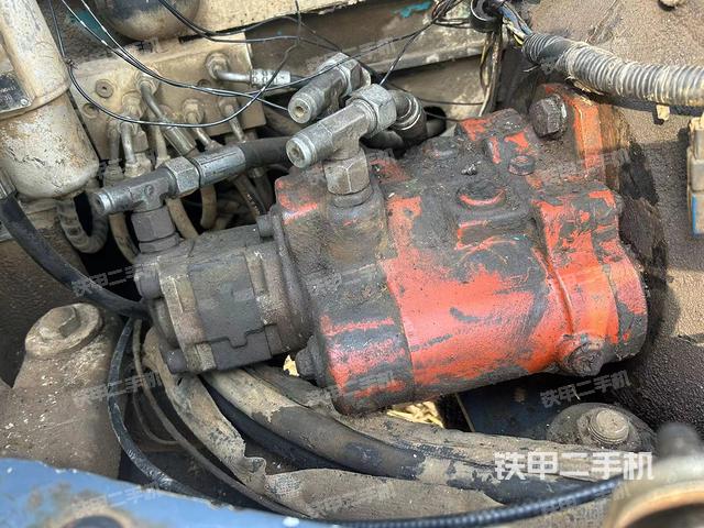 液压泵舱室正面整体（整机外观）