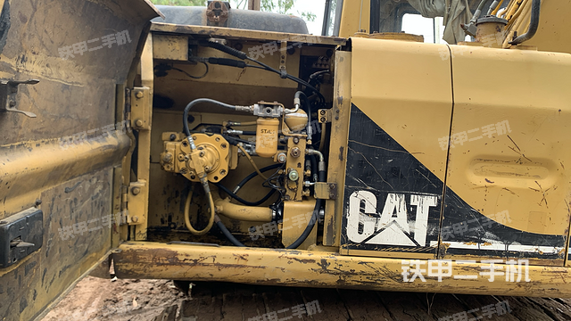 液压泵舱室正面整体（整机外观）