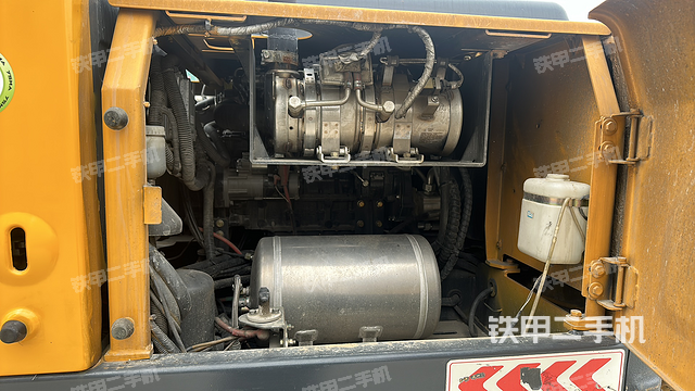 液压泵舱室正面整体（整机外观）