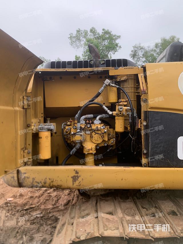 液压泵舱室正面整体（整机外观）