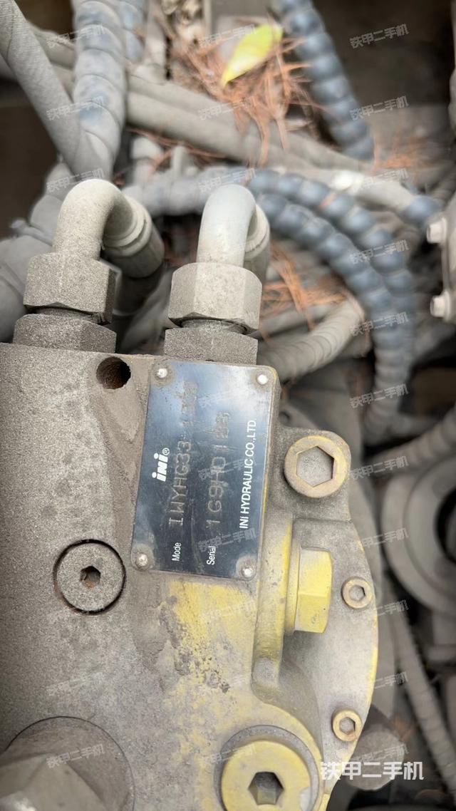 回转马达和主控阀（整机外观）