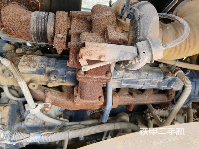 发动机右侧全景（压路机发动机舱）