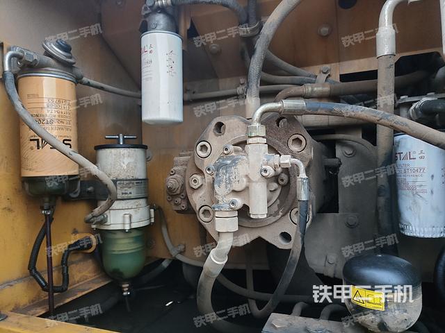 液压泵舱室正面整体（整机外观）