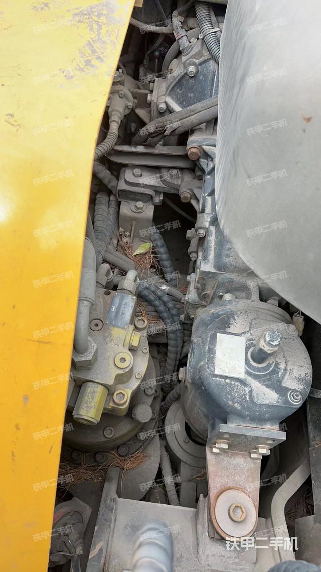 液压泵舱室正面整体（整机外观）