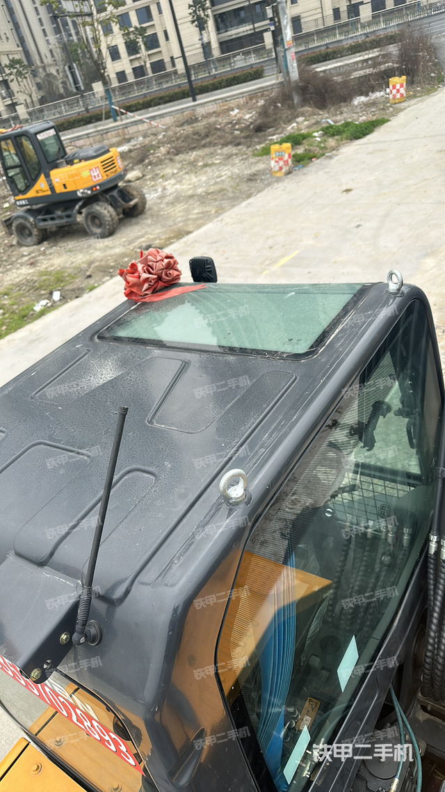 驾驶室顶部（整机外观）