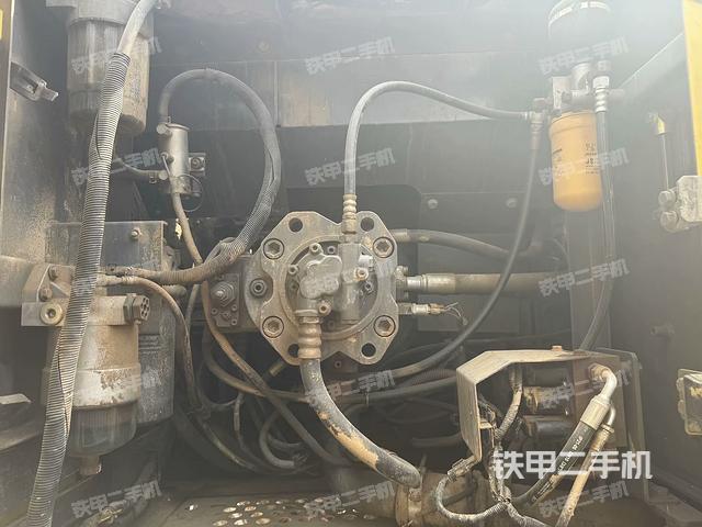 液压泵舱室正面整体（整机外观）