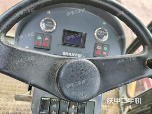 驾驶室内座椅、仪表操作手柄全景（压路机驾驶室）