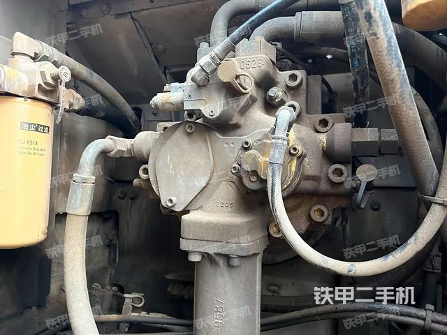 液压泵舱室正面整体（整机外观）