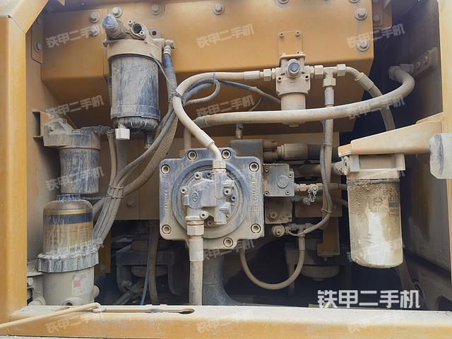 液压泵舱室正面整体（整机外观）