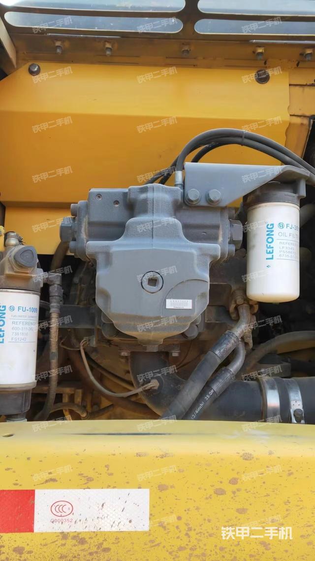 液压泵舱室正面整体（整机外观）