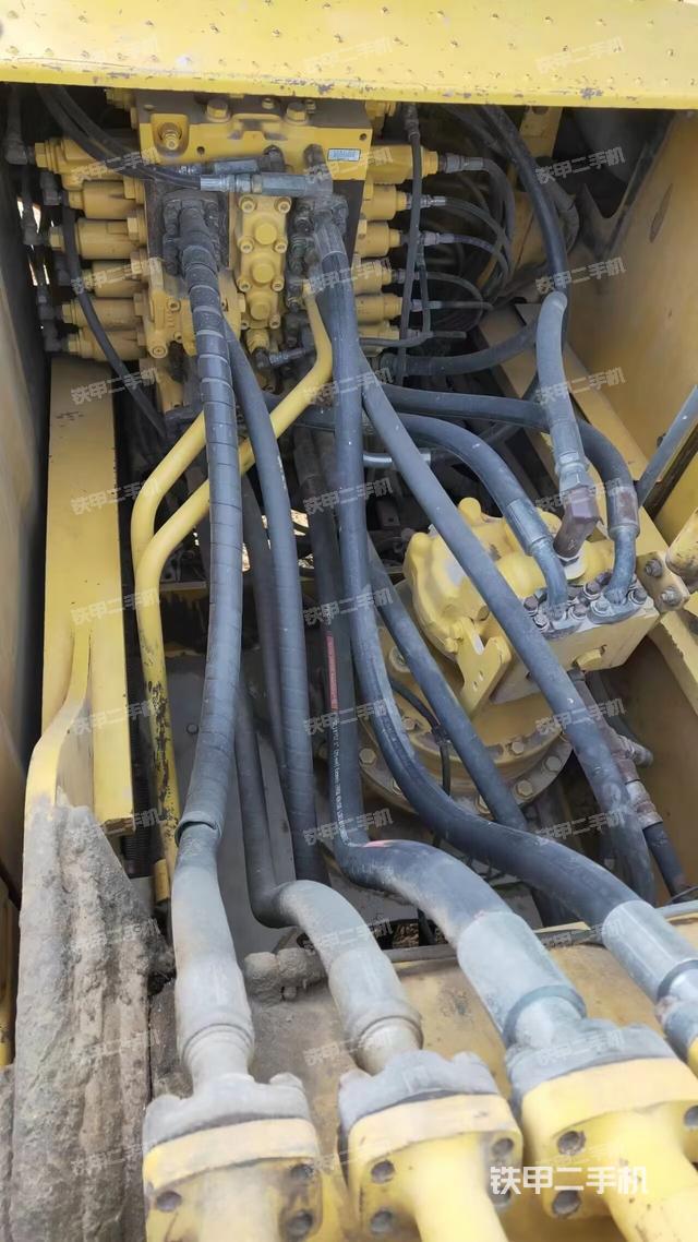 回转马达和主控阀（整机外观）