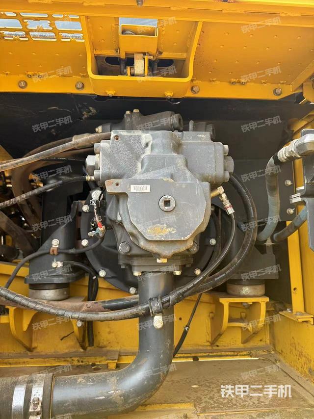 液压泵舱室正面整体（整机外观）