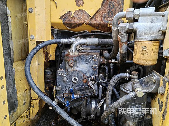 液压泵舱室正面整体（整机外观）