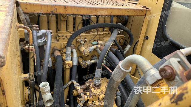 回转马达和主控阀（整机外观）