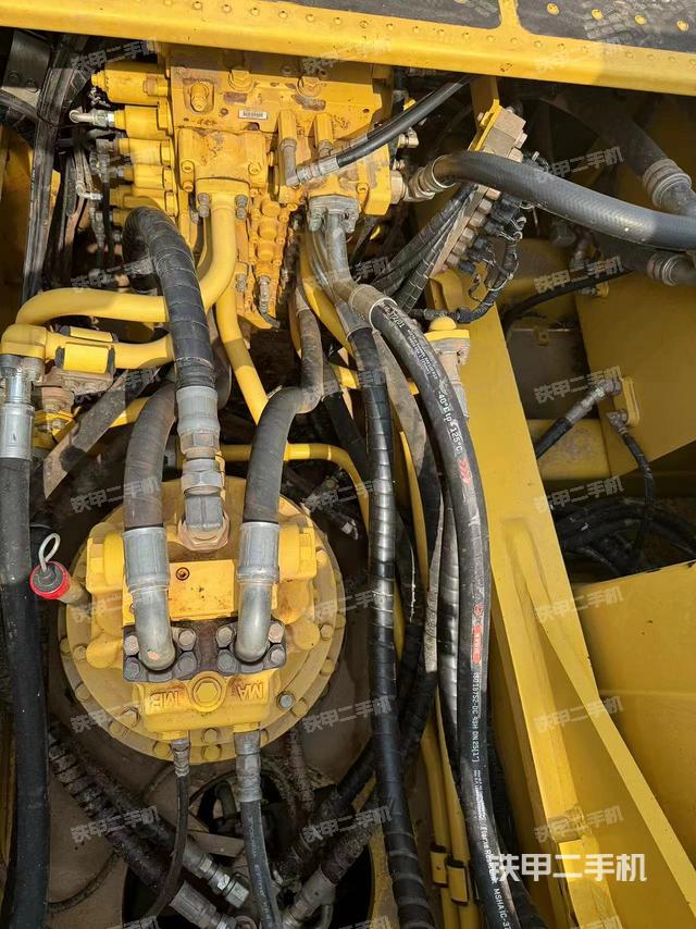 回转马达和主控阀（整机外观）