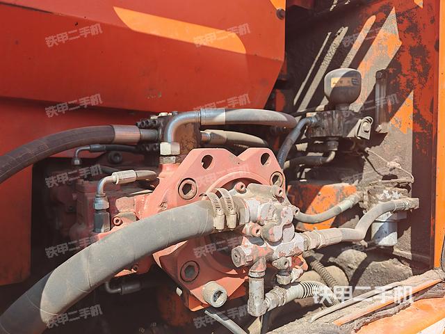 液压泵舱室正面整体（整机外观）