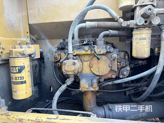 液压泵舱室正面整体（整机外观）