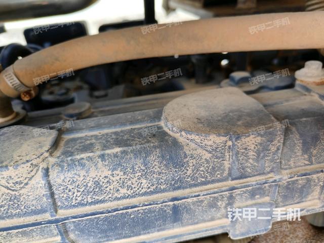 发动机上部全景（压路机发动机舱）