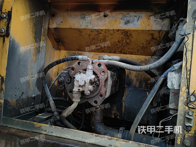 液压泵舱室正面整体（整机外观）