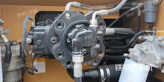 液压泵舱室正面整体（整机外观）