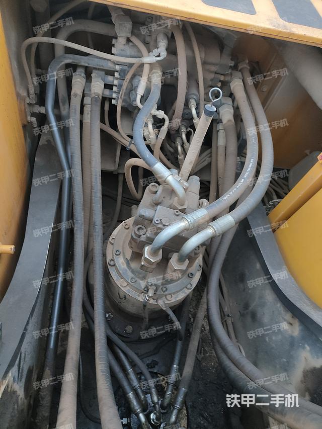 回转马达和主控阀（整机外观）